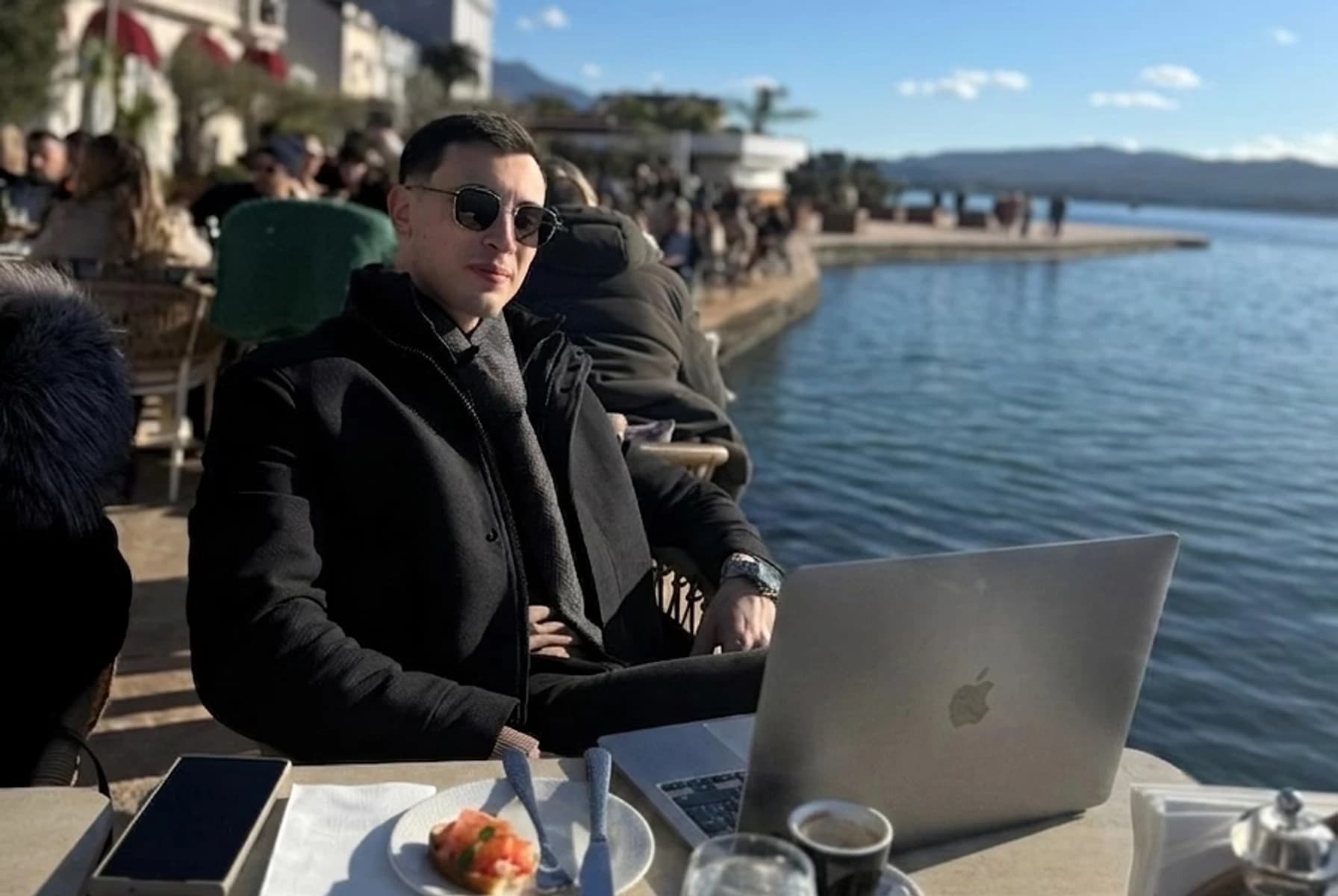 Marko Lekić, freelance web developer, radi za laptopom